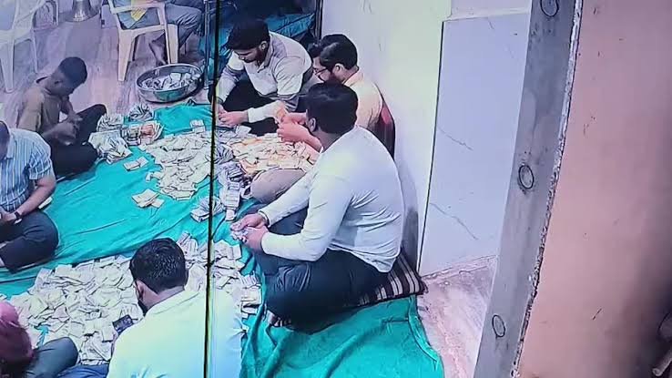 You are currently viewing Ambaji temple theft case: गुजरात के अंबाजी मंदिर में दानपात्र चोरी मामले में सीसीटीवी फुटेज से बड़ा खुलासा