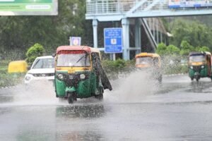 Read more about the article Heavy Rain Delhi NCR: दिल्ली-एनसीआर में मानसून का तांडव! लगातार मूसलाधार बारिश से थमी रफ्तार, 13 जुलाई तक ‘ऑरेंज अलर्ट’ जारी