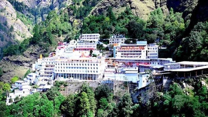 You are currently viewing Vaishno Devi Yatra: माता वैष्णो देवी यात्रा फिर शुरू, एक सप्ताह बाद श्रद्धालुओं में लौटी खुशी; 2000 से ज्यादा भक्त हुए रवाना