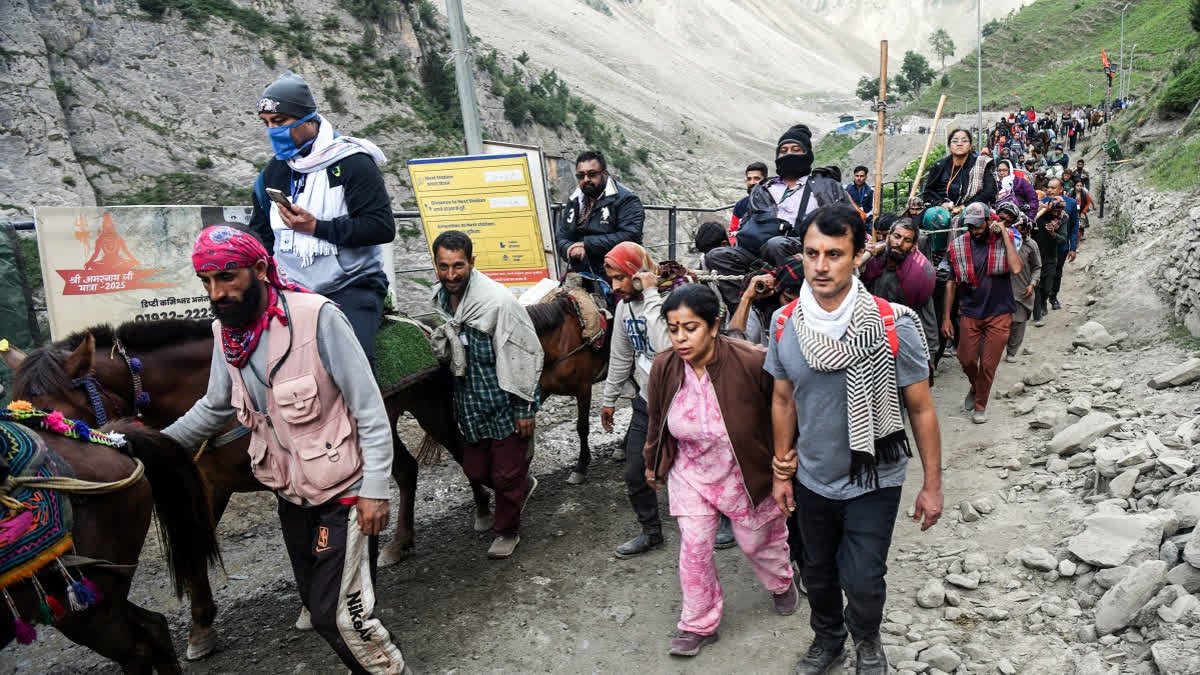 You are currently viewing Amarnath Yatra: बाबा बर्फानी के दर्शन के लिए उमड़ा आस्था का सैलाब, दो दिनों में 32 हजार से अधिक श्रद्धालुओं ने टेका माथा