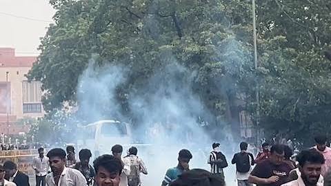 You are currently viewing CJP Sansad March: संसद भवन के पास पहुंचा CJP का ‘संसद मार्च’! प्रदर्शनकारियों पर दागे गए आंसू गैस के गोले, गृह मंत्री से मिलने पहुंचे धर्मेंद्र प्रधान