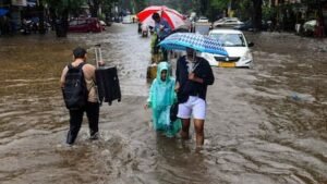 Read more about the article Mumbai Weather Today: मुंबई में भारी बारिश का ‘रेड अलर्ट’, आज दोपहर समंदर में आएगा हाई टाइड