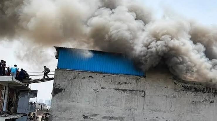 You are currently viewing Noida Fire Accident: नोएडा सेक्टर-66 में हाहाकार! धू-धू कर जली इमारत, पीड़ित भाई को थप्पड़ मारने पर हंगामा