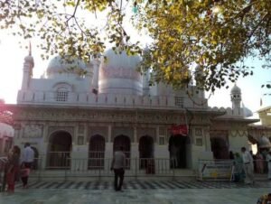 Read more about the article Mansa Devi Temple New Rules: मनसा देवी मंदिर में पुजारियों के लिए ड्रेस कोड लागू, बिना जेब वाले कुर्ते अनिवार्य