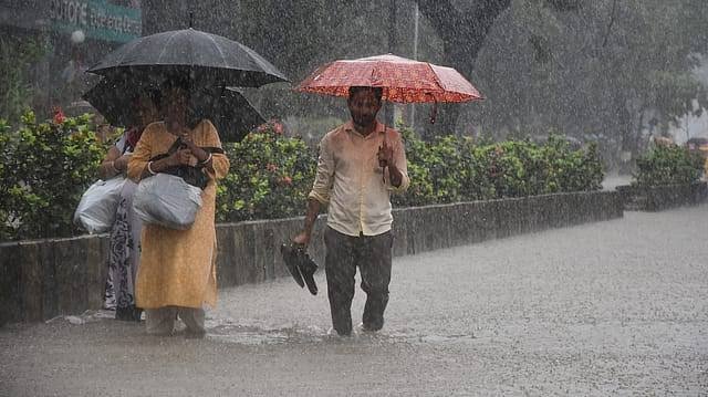 You are currently viewing Mumbai Rain Update: मुंबई में भारी बारिश का ‘ऑरेंज अलर्ट’! बीएमसी ने स्कूल-कॉलेजों में घोषित की छुट्टी