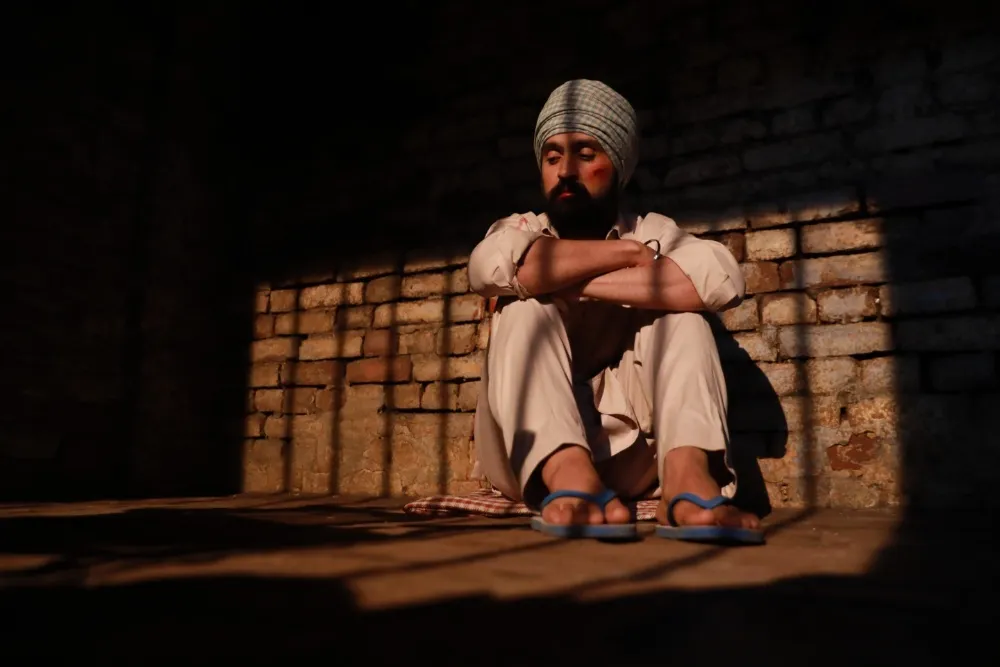 You are currently viewing Diljit Dosanjh: सिर्फ 2 दिन में क्यों हटाई गई दिलजीत की फिल्म? एक्टर ने ‘अंधेरे’ को दी खुली चुनौती