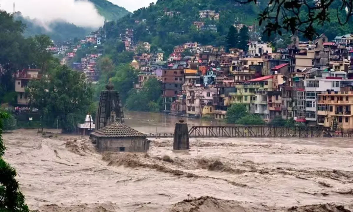 You are currently viewing Himachal Weather: हिमाचल में मानसून का तांडव! कई जिलों में भारी बारिश का अलर्ट, कालका-शिमला रेल रूट ठप