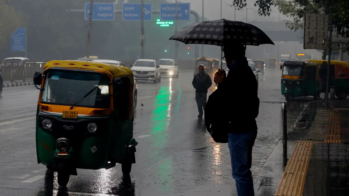 You are currently viewing Delhi Weather: दिल्ली-एनसीआर में मानसून की फुहारें! भीषण गर्मी से मिली राहत, मौसम विभाग ने जारी किया अलर्ट