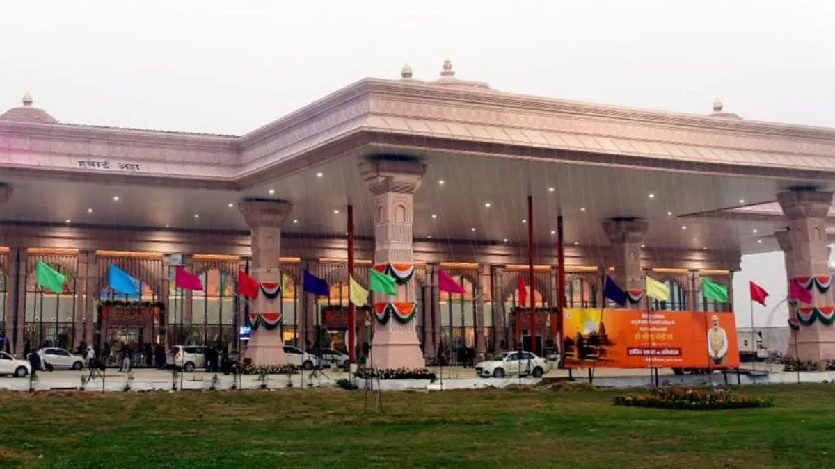 You are currently viewing Ayodhya News: अयोध्या एयरपोर्ट से छह महीने में 3.70 लाख यात्रियों ने भरी उड़ान, राम मंदिर दर्शन के लिए बढ़ा हवाई सफर का क्रेज