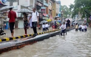 Read more about the article UP Weather: UP मौसम विभाग ने जारी की चेतावनी, क्या आपके शहर में भी होगी मूसलाधार बारिश?