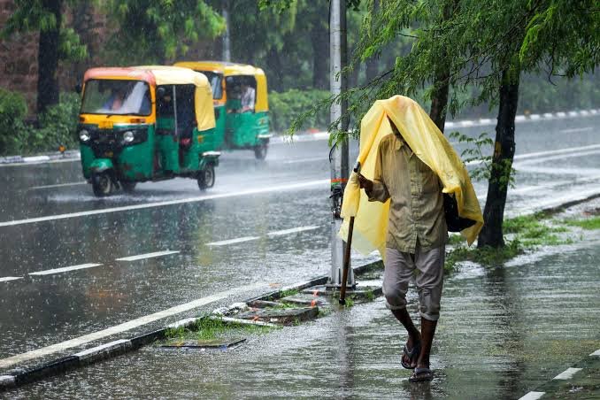 You are currently viewing Delhi Weather: दिल्ली-एनसीआर में मानसून की झमाझम बारिश, गर्मी से मिली बड़ी राहत, मौसम हुआ सुहावना