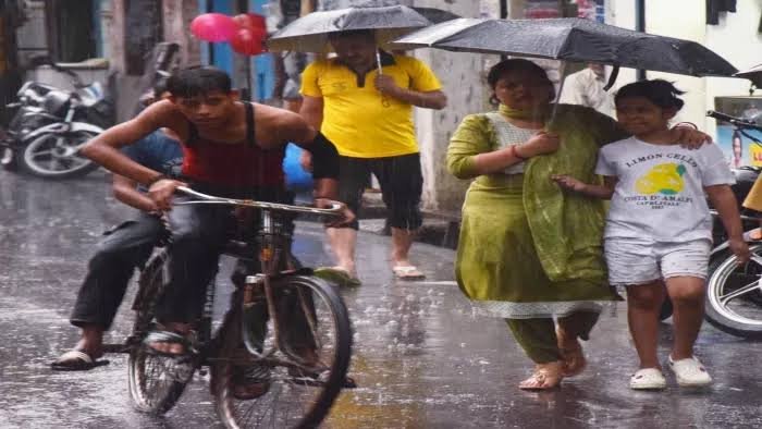 You are currently viewing Weather News: मुरादाबाद में झमाझम बारिश से मौसम हुआ सुहाना, कई इलाकों में जलभराव; किसानों के लिए बनी राहत की सौगात