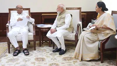 You are currently viewing PM Modi Sharad Pawar Meeting: संसद में पीएम मोदी और शरद पवार की मुलाकात, सियासी हलकों में तेज हुई नई चर्चाएं