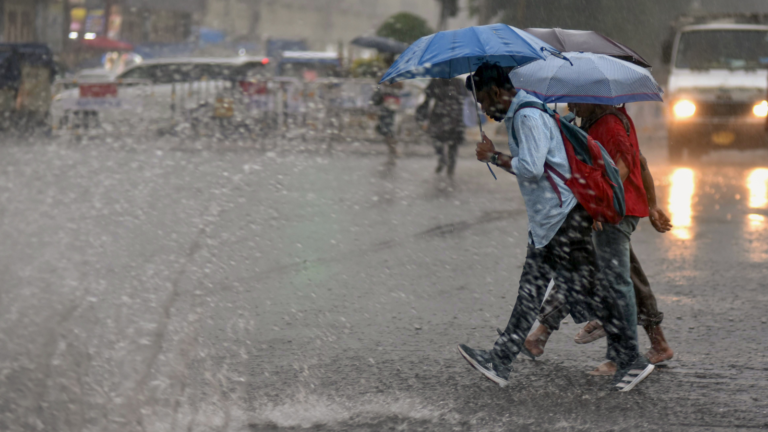 UP Weather Update: उमस के बीच शुरू होगा भारी बारिश का दौर, IMD ने दी बड़ी चेतावनी