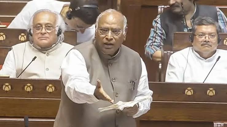 You are currently viewing Monsoon Session में कांग्रेस का केंद्र सरकार पर हमला, मल्लिकार्जुन खरगे ने पीएम मोदी से अमित शाह का इस्तीफा मांगा