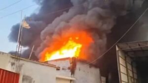 Read more about the article Ahmedabad Factory Fire: लाइसेंस रद्द फिर भी चल रही थी पटाखा फैक्ट्री, 8 की मौत से मचा कोहराम