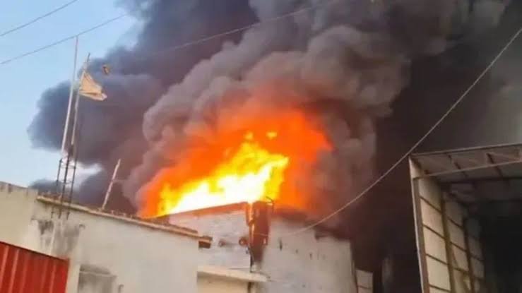 You are currently viewing Ahmedabad Factory Fire: लाइसेंस रद्द फिर भी चल रही थी पटाखा फैक्ट्री, 8 की मौत से मचा कोहराम