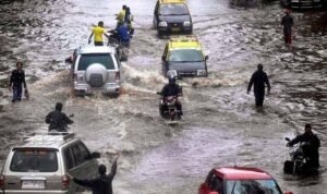 Read more about the article Monsoon Alert: दिल्ली-यूपी में आफत की बारिश, मुंबई में थमी ट्रेनें; अगले 24 घंटे क्यों हैं बेहद खौफनाक?