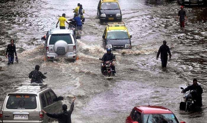 Read more about the article Monsoon Alert: दिल्ली-यूपी में आफत की बारिश, मुंबई में थमी ट्रेनें; अगले 24 घंटे क्यों हैं बेहद खौफनाक?