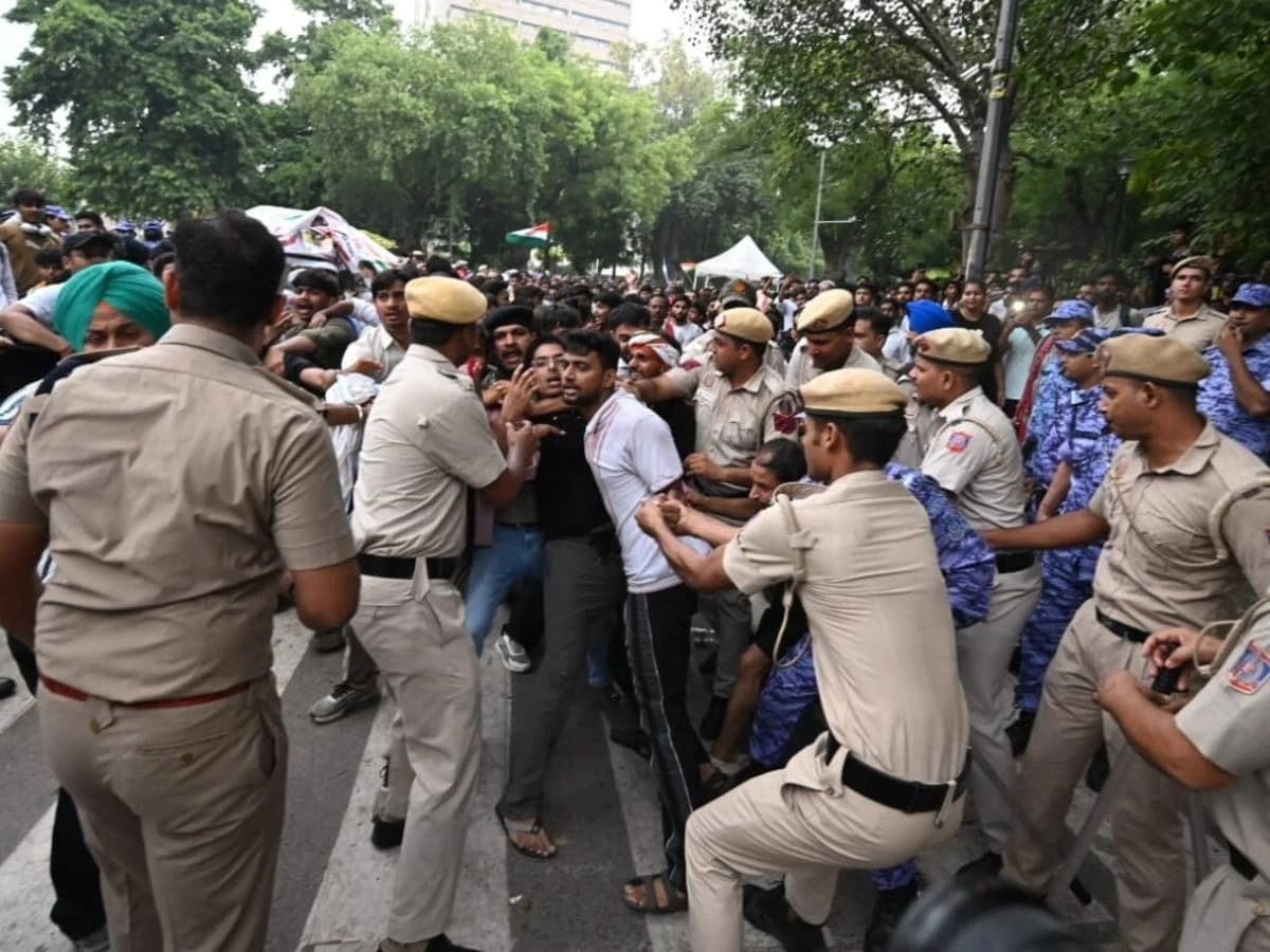 You are currently viewing NEET Paper Leak Protest: नीट विवाद पर छात्रों पर लाठीचार्ज, अखिलेश बोले- ‘BJP के लोग ही पेपर लीक में शामिल’