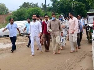 Read more about the article Virat-Anushka In Vrindavan: विराट कोहली और अनुष्का शर्मा पहुंचे वृंदावन, प्रेमानंद महाराज से लिया आशीर्वाद; सादगी ने जीता फैंस का दिल