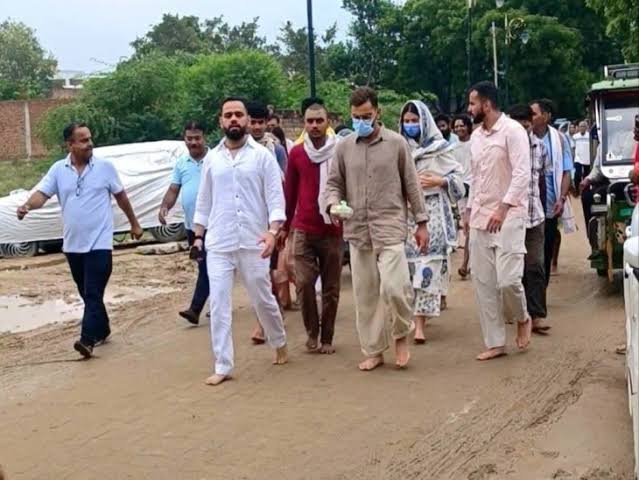 Virat-Anushka In Vrindavan: विराट कोहली और अनुष्का शर्मा पहुंचे वृंदावन, प्रेमानंद महाराज से लिया आशीर्वाद; सादगी ने जीता फैंस का दिल