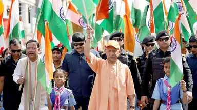You are currently viewing Har Ghar Tiranga: गोरखपुर में CM योगी की तिरंगा यात्रा, बोले- राष्ट्रीय प्रतीकों का सम्मान हर नागरिक का दायित्व