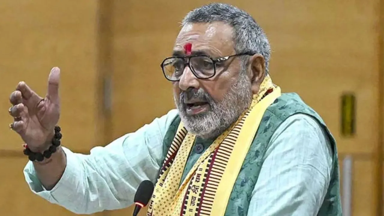 You are currently viewing Madarsa Controversy: केशव प्रसाद मौर्य के मदरसा बयान पर सियासी घमासान, गिरिराज सिंह बोले- उन्होंने कुछ गलत नहीं कहा