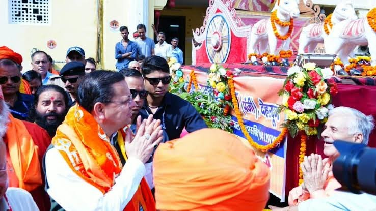 You are currently viewing Uttarakhand News: टपकेश्वर महादेव की शोभा यात्रा में शामिल हुए सीएम धामी, अग्निवीरों के रोजगार को लेकर भी बड़ा ऐलान
