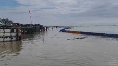 You are currently viewing Amroha Flood: अमरोहा में गंगा उफान पर, बाढ़ का खतरा बढ़ा; डीएम-एसपी ने नाव से लिया जायजा