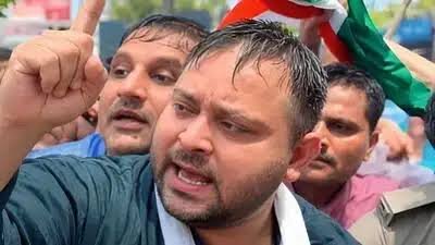 You are currently viewing Bihar Politics: तेजस्वी यादव के मार्च को तेज प्रताप का खुला समर्थन, बोले- छात्रों और युवाओं के हक की लड़ाई जारी रहेगी