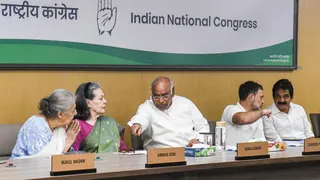 You are currently viewing Congress CWC: शुद्धिकरण विवाद पर कांग्रेस अध्यक्ष खरगे नाराज, CWC नेताओं की चुप्पी पर जताई चिंता