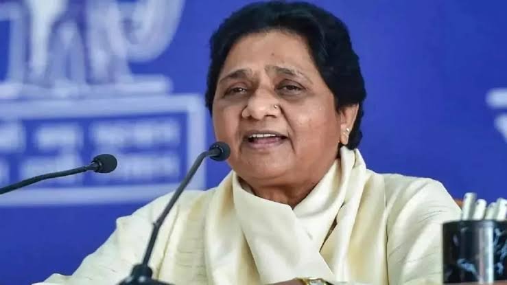 You are currently viewing UP Politics: मायावती ने लखनऊ में BSP की चुनावी तैयारियों का लिया जायजा, बोलीं- पांचवीं बार सरकार बनाने के लिए जुटें कार्यकर्ता