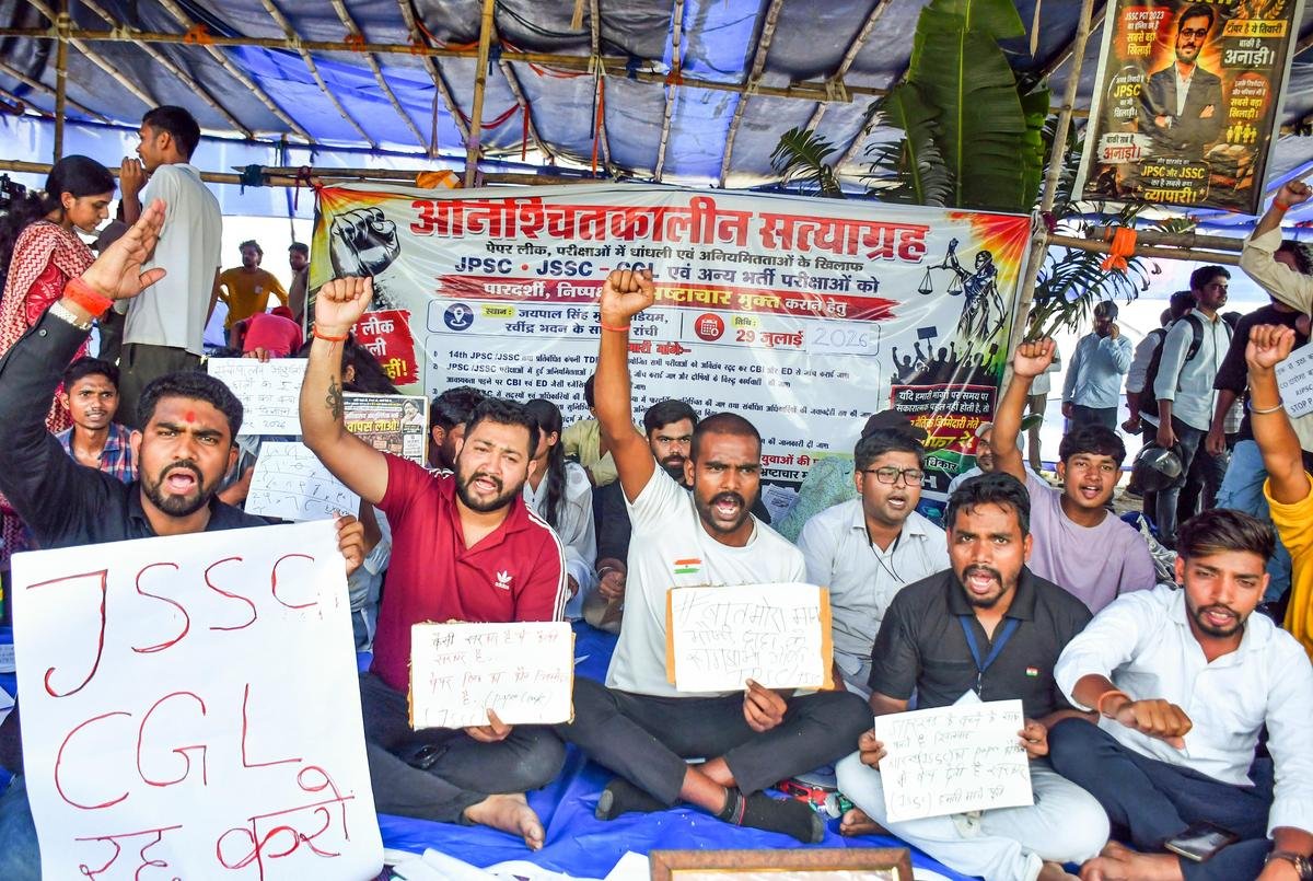 You are currently viewing Jharkhand Student Protest: भर्ती परीक्षा विवाद पर 14वें दिन भी डटे छात्र, सरकार को सौंपी नई डेलीगेशन लिस्ट