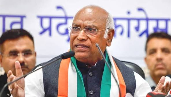 You are currently viewing Vande Mataram विवाद पर खरगे का पलटवार, बोले- ‘अगर मैंने गुनाह किया तो गांधी और वाजपेयी भी गुनहगार’