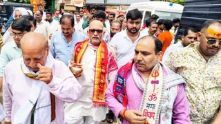 You are currently viewing UP Politics: सावन के पहले सोमवार पर काशी विश्वनाथ पहुंचे अजय राय, राम मंदिर चढ़ावा विवाद को लेकर बीजेपी पर लगाए गंभीर आरोप