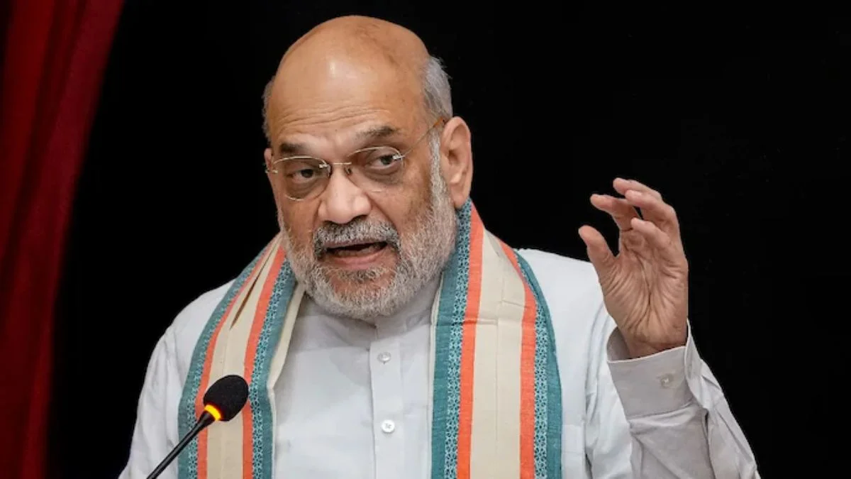 You are currently viewing Vande Mataram Controversy: ‘वंदे मातरम’ पर सियासी संग्राम तेज, अमित शाह का कांग्रेस पर बड़ा हमला