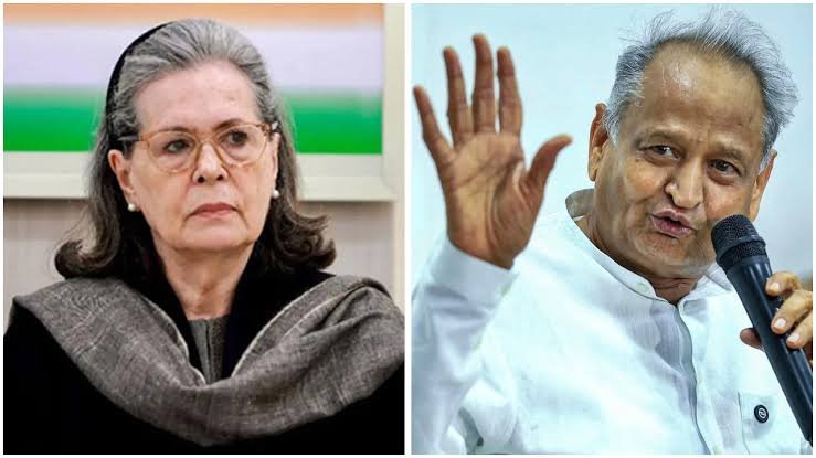 You are currently viewing Sonia Gandhi Book: सोनिया गांधी की किताब पर विवाद! अशोक गहलोत का बड़ा आरोप, बोले- ‘अभिव्यक्ति की आजादी की हत्या के समान’
