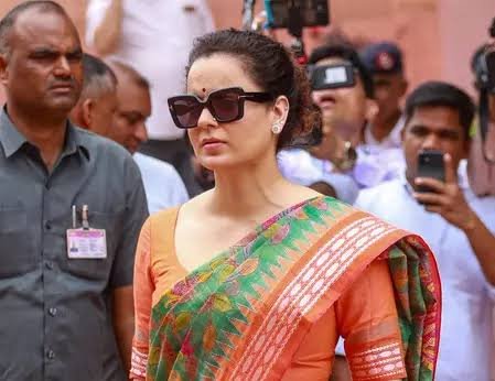 You are currently viewing Kangana Ranaut: पीएम मोदी पर टिप्पणी करने वाली नाबालिग के माफीनामे वाले वीडियो पर कंगना रनौत की प्रतिक्रिया, सोशल मीडिया पर चर्चा तेज
