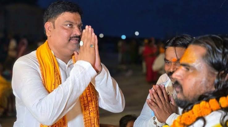You are currently viewing UP Politics: ब्राह्मण सम्मेलन से अखिलेश यादव ने फूंका 2027 चुनाव का बिगुल, अयोध्या से पवन पांडेय को बनाया प्रत्याशी