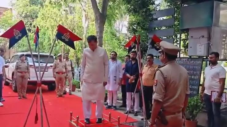 You are currently viewing UP News: राष्ट्रगान के बीच मंच से उतरे सतीश महाना, वायरल वीडियो पर विवाद; आयोजकों ने दी सफाई
