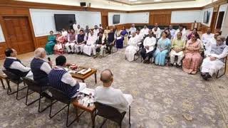 You are currently viewing PM Modi Breakfast Meeting: संसद में हंगामे के बीच पीएम मोदी की NDA सांसदों संग ब्रेकफास्ट मीटिंग