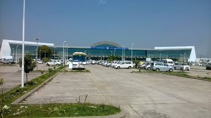 You are currently viewing Varanasi Airport: वाराणसी एयरपोर्ट पर रनवे में तकनीकी खराबी, दो घंटे थमा हवाई संचालन; 6 उड़ानें प्रभावित