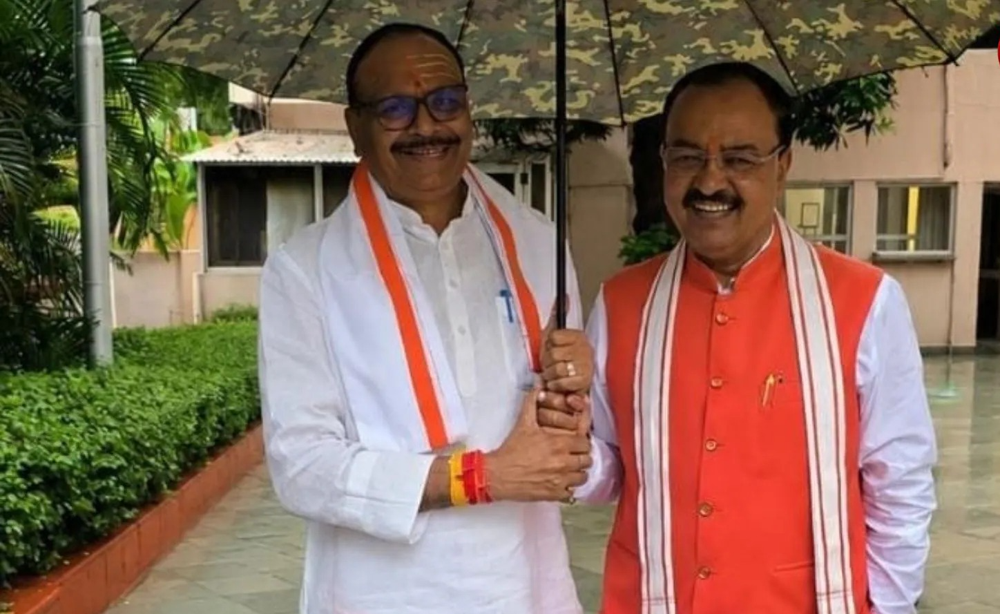You are currently viewing UP Election 2027: यूपी की सियासत में छाते वाली तस्वीर के क्या मायने? ब्रजेश पाठक और केशव मौर्य की फोटो ने बढ़ाई राजनीतिक चर्चा