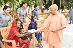 Read more about the article UP News: जनता दर्शन में CM योगी ने सुनीं फरियादें, छोटी घटनाओं पर लापरवाही के खिलाफ अधिकारियों को सख्त निर्देश