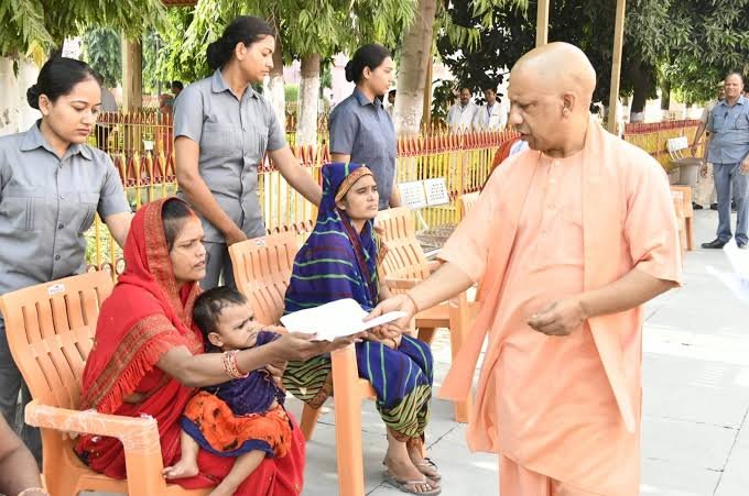 You are currently viewing UP News: जनता दर्शन में CM योगी ने सुनीं फरियादें, छोटी घटनाओं पर लापरवाही के खिलाफ अधिकारियों को सख्त निर्देश