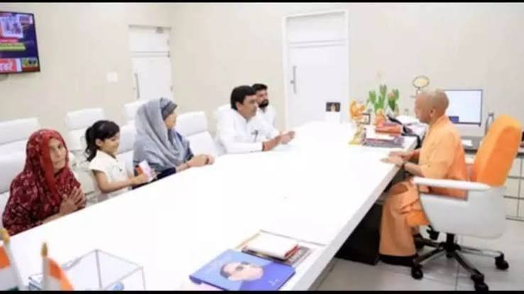 UP News: पीड़ित परिवार की मदद के लिए CM योगी से मिले विधायक हरेंद्र तेवतिया, पत्नी को नौकरी और बच्चों की शिक्षा की मांग