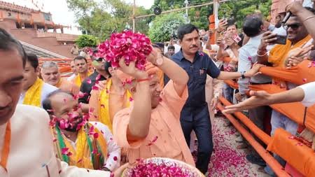 You are currently viewing Krishna Janmashtami 2026: श्रीकृष्ण जन्मभूमि पहुंचे योगी आदित्यनाथ, विधि-विधान से किया पूजन