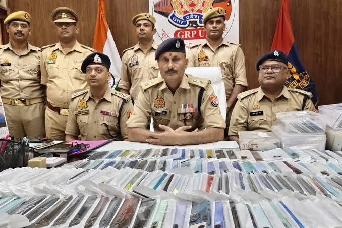 You are currently viewing Gorakhpur News: गोरखपुर GRP की बड़ी कामयाबी! 510 मोबाइल बरामद, 1.30 करोड़ के फोन यात्रियों को लौटाए