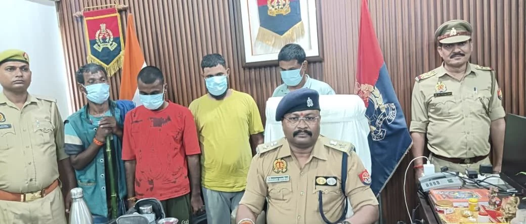 Read more about the article UP News: बलरामपुर में गोवंश तस्करी गिरोह का पर्दाफाश, गैंगस्टर एक्ट में वांछित चार आरोपी गिरफ्तार